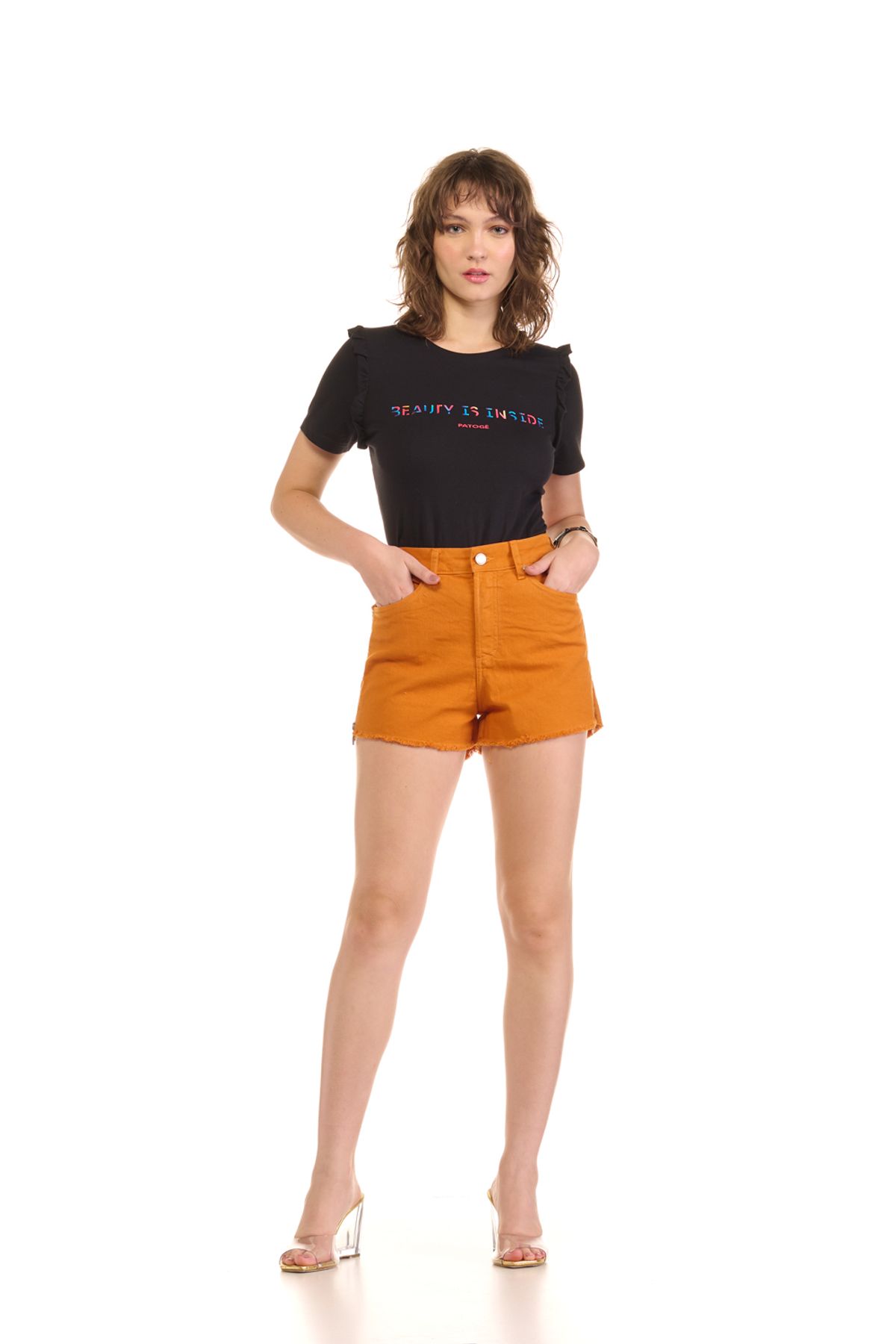 Short Patogê feminino jeans com aplicação de tachas coloridas cintura média  (G3) - patoge