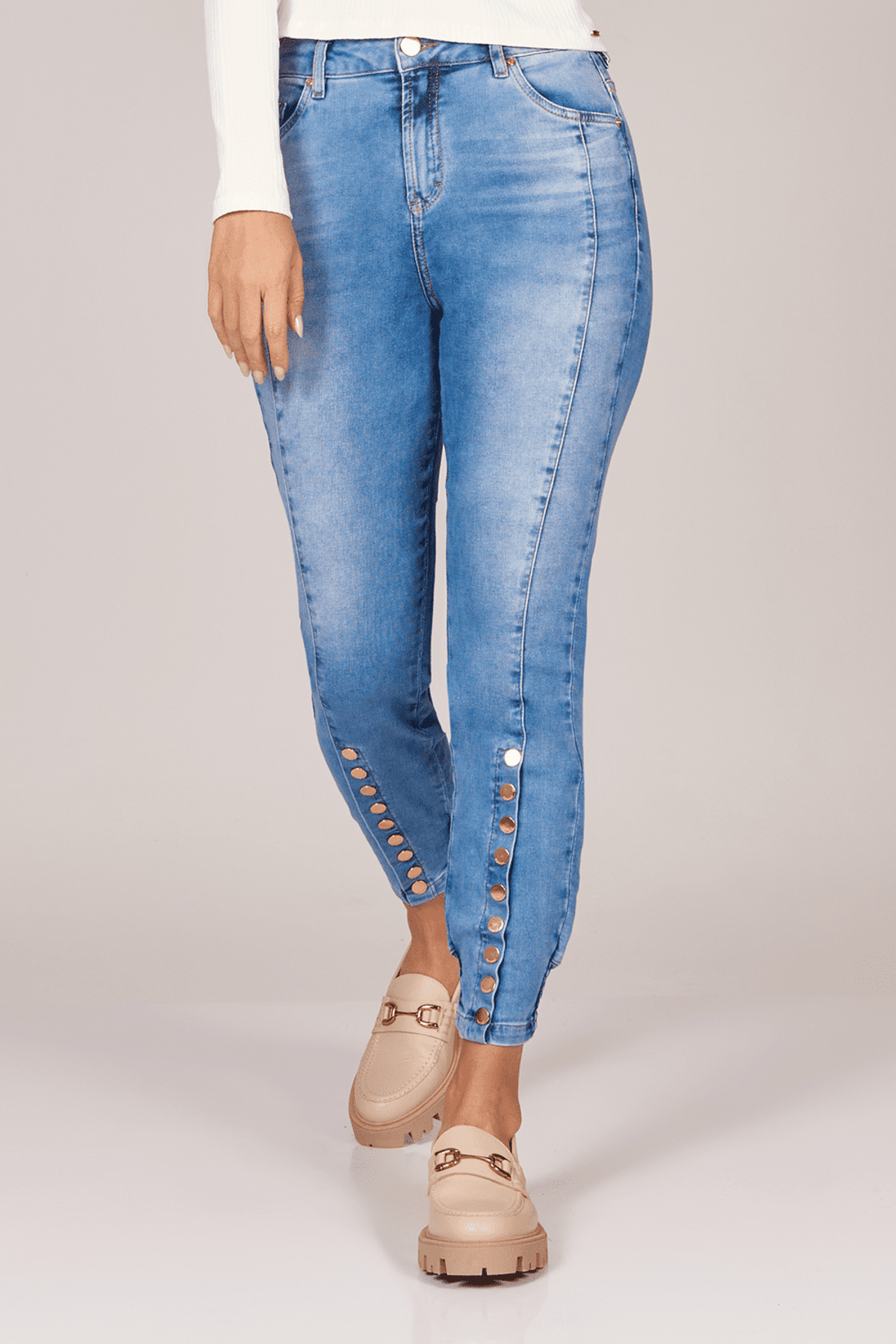 Calça Patogê feminina jeans jogger com tachas na barra cintura